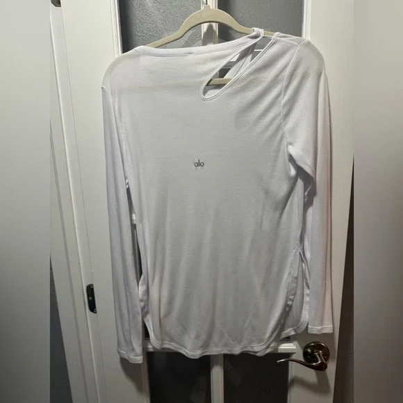 Alo Peak Cutout Long Sleeve T-Shirt in White - Picture 7 of 9